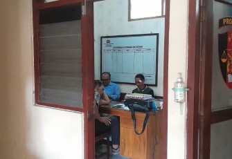  Rumistro kaur perencanaan Desa Biting yang menjadi korban penganiayaan kepala desa Biting sedang menjalani pemeriksaan di Mapolsek Sambong Polres Blora
