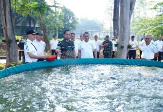Panglima TNI Tanam Pohon dan Tebar Benih Ikan