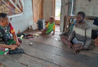 Babinsa Mapurujaya Komsos Dengan Warga Desa Binaan
