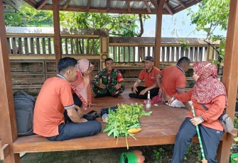 Babinsa Koramil 0805/14 Bringin Kodim 0805/Ngawi Serda Saiful anwar melaksanakan sambang ke wilayah binaan guna menjalin kedekatan dengan warga masyarakat sekaligus mengajak untuk menjaga situasi kondisi Kamtibmas (Kemananan Ketertiban Masyarakat) bertempat di Dusun Bringin, Desa Bringin Kecamatan Bringin, Minggu (22/12/2024)