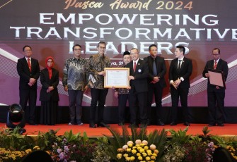 Direktur Utama PT Bank Pembangunan Daerah Jawa Timur Tbk (Bank Jatim) Busrul Iman Terima Penghargaan Dari Sekolah Pascasarjana Unair