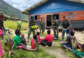 Satgas Yonif 323 Kostrad, khususnya Pos Pintu Jawa pimpinan Lettu Inf Caroko, mewujudkan kepedulian sosial melalui pemberian makan siang gratis kepada warga Kampung Gelegi, Distrik Mageabume