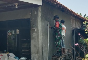 Babinsa Desa Kebonagung Koramil 0803/03 Balerejo Bantu Renovasi Rumah Warga