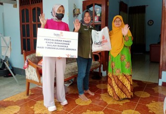 Anggota MSI sedang menyerahkan paket bingkisan kepada salah satu keluarga pasien TBC di Karanganyar, Jumat (29/3/2024).