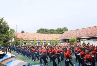 Menjelang Penutupan Pendidikan (Tupdik) dan sebelum terjun di kedinasan, seluruh Siswa Pusat Pendidikan Elektronika (Pusdiklek) Kodikdukum Kodiklatal yang terdiri dari siswa Pendidikan Pertama Perwira (Dikmapa) PK TNI AL Angkatan 30 A Korps Elektro, siswa Pendidikan Pertama Bintara (Dikmaba) dan siswa Pendidikan Pertama Tamtama (Dikmata) TNI AL Angkatan 43/1 TA. 2023, melaksanakan Olah Raga Rekreasi (Orek), bertempat di Pusdiklek Kodiklatal, Bumimoro Surabaya, Rabu (31/01/2024)