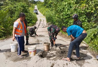  Pos Senggi Satgas Yonif 310/KK bersama warga bergotong royong perbaiki jalan dan jembatan yang menghubungkan Kampung Senggi dan Kampung Warlef di Distrik Senggi, Kabupaten Keerom, Papua, Sabtu (13/1/2024)