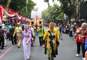 Dekranasda Bintan Turut  Hiasi Warna Kota Solo Meriahkan Parade Defile HKG PKK ke-52
