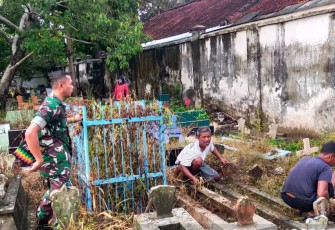 Serda Heru Bersama Warga Bersatu Bersihkan TPU Kepatihan