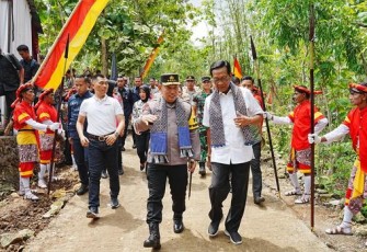 Kapolri Jenderal Listyo Sigit Prabowo didampingi Gubernur Daerah Istimewa Yogyakarta (DIY) sekaligus Sultan Jogja Sri Sultan Hamengku Buwono X saat menuju lokasi peresmian sumur bor, Sabtu (6/1/2024). 