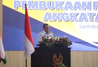Komandan Sekolah Staf dan Komando TNI Angkatan Udara (Danseskoau) Marsda TNI Eding Sungkana, S.A.B., M.Tr (Han)., memimpin upacara pembukaan Pendidikan Seskoau Angkatan ke-61 Tahun Pelajaran 2024, bertempat di Gedung Grha Dirgantara Seskoau, Lembang Bandung Barat, Selasa (16/1/2024)