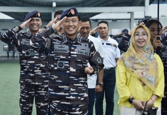  Panglima Kolinlamil Laksda TNI Hudiarto Krisno Utomo, PSC(j) M.A., M.M.S., CHRMP didampingi Ketua Gabungan Jalasenastri Kolinlamil Ny. Irna Krisno Utomo melepas keberangkatan Prof H. Boediono, B.Sc., M.Ec., Ph.D. Wakil Presiden RI ke-11 bersama rombongan dalam rangka kegiatan Joy Sailing menuju Perairan Pulau Seribu Teluk Jakarta, Sabtu (9/3)