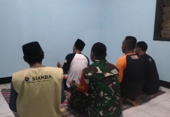 Babinsa 0805/13 Kedunggalar  bersama warga masyarakat melaksanakan shalat Subuh berjamaah dan doa bersama , bertempat di Masjid Al Ikhlas Desa Kedunggalar, Kecamatan Kedunggalar, Kabupaten Ngawi, Rabu (14/2/2024)