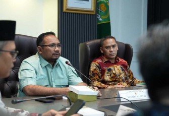  Menag saat memimpin rapat koordinasi mingguan rutin yang diikuti seluruh Pejabat Unit Eselon I Pusat, Eselon II Pusat, serta para staf Khusus dan Staf Ahli Menteri Agama, di Jakarta, Kamis (18/1/2024).