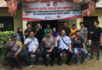 Kasat Resnarkoba Polres Tapsel, AKP Salomo Sagala, bersama Kapolsek Batang Angkola, AKP Raden Saleh, KBO Ipda TP Saragih, dan lainnya usai dirikan Posko bersih dari narkoba di Kantor Kepala Desa Sidadi II.