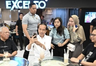 Presiden Jokowi saat Ngopi di Malioboro pada Selasa malam, 30 Januari 2024. 
