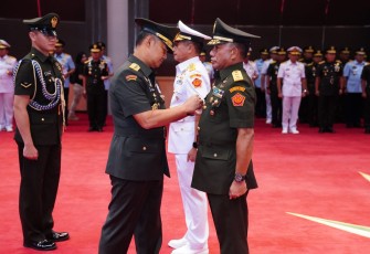 Kepala Staf Umum (Kasum) TNI Letjen TNI Bambang Ismawan, S.E., M.M. mewakili Panglima TNI Jenderal TNI Agus Subiyanto memimpin serah terima jabatan Asisten Operasi Panglima TNI dari Lakdsa TNI Rahmad Jayadi kepada Mayjen TNI Gabriel Lema, S.Sos. bertempat di gedung Gatot Soebroto Denma Mabes TNI, Cilangkap, Jakarta Timur, Senin (12/2/2024)