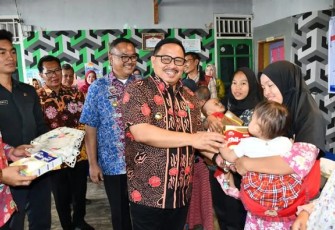 Pj Walikota Bengkulu Arif Gunadi didampingi Staf Ahli I Made Ardana dan Kadinsos menyerahkan secara simbolis makanan tambahan berupa susu kepada para Balita, di Posyandu Kasih Ibu, Kelurahan Sumber Jaya, Kecamatan Kampung Melayu, Kota Bengkulu, Kamis (22/2/2024)