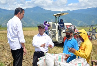 Menteri Pertanian Andi Amran Sulaiman  mendampingi Presiden Joko Widodo melakukan kunjungan kerja di Tolitoli, untuk meninjau stok beras dan memberikan bantuan pangan
