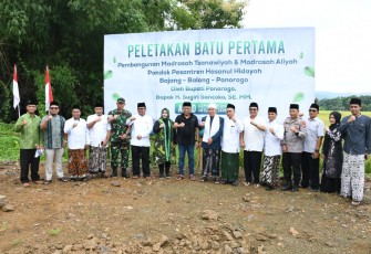 Komandan Kodim 0802/Ponorogo Letkol Inf Dwi Soerjono tadi pagi menghadiri acara peletakan batu pertama pembangunan MTs. dan MA Hasanul Hidayah di Pondok Pesantren Hasanul Hidayah jalan Al Hidayah Dusun Mranggen, Desa Bajang, Kecamatan Balong, Kabupaten Ponorogo, Minggu (10/03/2024)