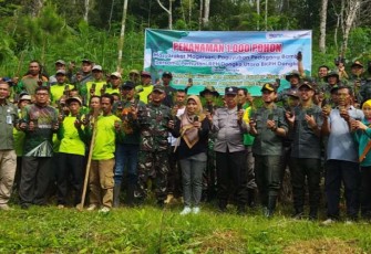 Danramil Dongko dan Forkopimcam dalam Penanaman 1000 Pohon Pinus