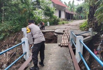 Babinsa Koramil 09/Saradan Serma Kokok, melaksanakan pemantauan kondisi jembatan yang berada di Desa Sumbersari, Kecamatan Saradan, Sabtu (16/3/2024)