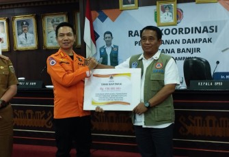 Deputi Bidang Penanganan Darurat BNPB Mayjen TNI Fajar Setyawan, S.I.P (kemeja putih dengan rompi hijau) saat memberikan simbolis bantuan di Kantor Gubernur Lampung, Selasa (27/2).
