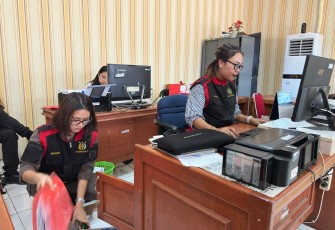 Tim Penyidik Kejaksaan Negeri Bitung saat melakukan penggeledahan dan dokumen yang berhasil diamankan