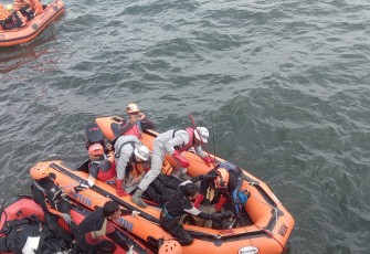  Bakamla RI bersama dengan Tim SAR Gabungan yang terdiri dari personel Bakamla RI, TNI-Polri, Basarnas, BPBD DKI Jakarta, dan Baznas berhasil mengevakuasi seorang pemancing yang mengalami kecelakaan dan tenggelam di Tanggul Pemecah Ombak Pelabuhan Muara Baru, Kelurahan Penjaringan Jakarta, Senin (15/1/2024)