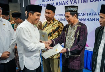 Wakil Menteri Agraria dan Tata Ruang/Wakil Kepala Badan Pertanahan Nasional (Wamen ATR/Waka BPN), Raja Juli Antoni menyerahkan 10 sertipikat tanah wakaf di Gresik, Jawa Timur