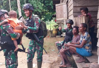 Satgas Yonif 310/KK Bagikan Sembako Dalam Anjangsana di Kampung Yuruf 1