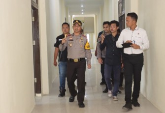Kapolres Tapsel, AKBP Yasir Ahmadi, didampingi Kanit Tipikor, Ipda Sahat Mardian, Plh Kasi Humas, Brigadir Erlangga Gautama Nasution, dan personel lainnya saat melakukan cek kesiapan Gedung Polres Tapsel di Kecamatan Sipirok.