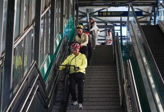 Pengguna LRT Jabodebek saat membawa sepeda standar (sepeda non-lipat)