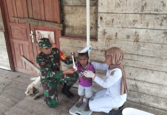, Babinsa Koramil 1710-05/Jila Dampingi Petugas Puskesmas Melaksanakan Kegiatan Posyandu