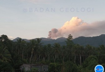 Gunung Dukono yang berada di Kabupaten Halmahera Utara, Provinsi Maluku Utara