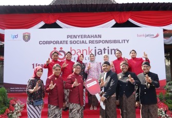 Bank Jatim Serahkan Satu Unit Mobil Pemadam Kebakaran ke Pemkab Ngawi