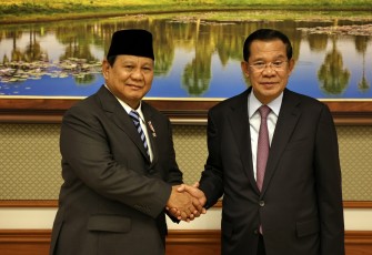 Menteri Pertahanan RI Prabowo Subianto melakukan pertemuan dengan Perdana Menteri (PM) Kamboja H.E. Mr. Samdech Moha Borvor Thipadei Hun Manet dan Presiden Senat Kamboja H.E. Mr. Samdech Akka Moha Sena Padei Techo Hun Sen di Kamboja, Jumat (6/9/2024)