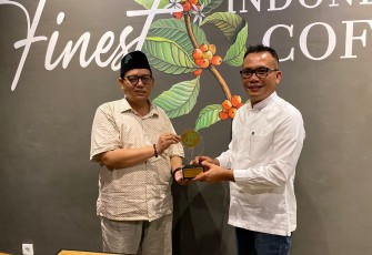 Pengurus Forkom Jurnalis Nahdliyin saat menyerahlan apresiasi Tokoh Muda Nahdliyin Inspiratif 2023 kepada Rahmat Hidayat Pulungan. foto: istimewa