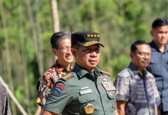 Panglima TNI Jenderal TNI Agus Subiyanto mendampingi Presiden RI Joko Widodo melakukan peninjauan sekaligus pencanangan kawasan Wanagama Nusantara yang berada di Zona Rimba Kota B