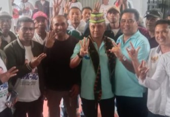Simon Petrus Kamlasi dan Adrianus Garu saat berpose bersama tim dan relawan paket SIAGA