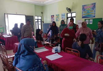 Babinsa Koramil 0803/11 Geger Aktif Dampingi Kegiatan Posyandu di Desa Kertobayon