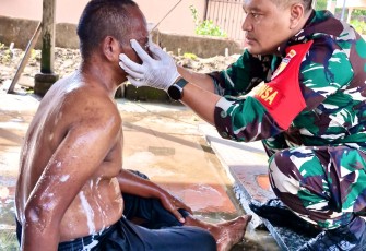 Wujud Peduli Babinsa Ramil 0801/01 Pacitan Rawat ODGJ Diwilayah Binaanya.