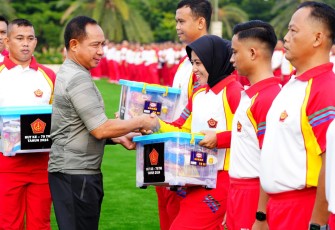 Panglima TNI Bagikan Ribuan Sembako dan Resmikan Lapangan Prima Mabes TNI