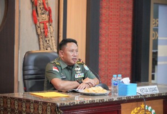 Kasrem 121/Abw Kolonel Inf Mohamad Isnaeni, S.E., M.M., memimpin Rapat Sidang Jabatan Perwira jajaran Korem 121/Abw TW II Tahun 2024, bertempat di Ruang Kolakops Rem 121/Abw, Sintang, Kalimantan Barat, Kamis (25/07/2024)