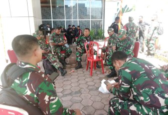 Babinsa Jajaran Kodim 1710/Mimika Bersama Kepolisian Amankan Jalannya Rapat Pleno Penghitungan Suara