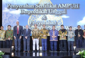 Ketua MA Serahkan Piala Abhinaya Upangga Wisesa Tahun 2024