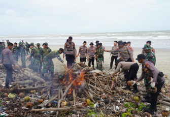 Korem 041/Gamas Gelar Aksi Karya Bakti Bersihkan Pantai Panjang