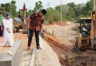 Bupati Bintan Roby Kurniawan SPWK saat mengecek salah satu proyek