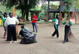 Siswa-siswi Sekolah Karakter Lembah Manah Semarang melakukan bersih-bersih taman satwa