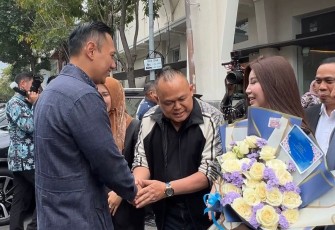 Menko Infrastruktur dan Pengembangan Wilayah RI Agus Harimurti Yudhoyono (AHY) menerima penghargaan dari Sekolah Pasca Sarjana Unair Sebagai “Most Outstanding, Inspiring and Transformative Indonesian Young Leaders”.