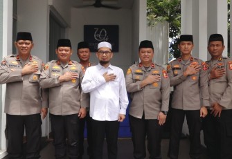 Ustaz Adi Hidayat (UAH) menerima kunjungan Kepala Operasi Nusantara Cooling (Kaops NCS) Polri, Irjen Asep Edi Suheri di Kantor Quantum Akhyar Institute, Kota Bekasi, Senin (22/1/2022).